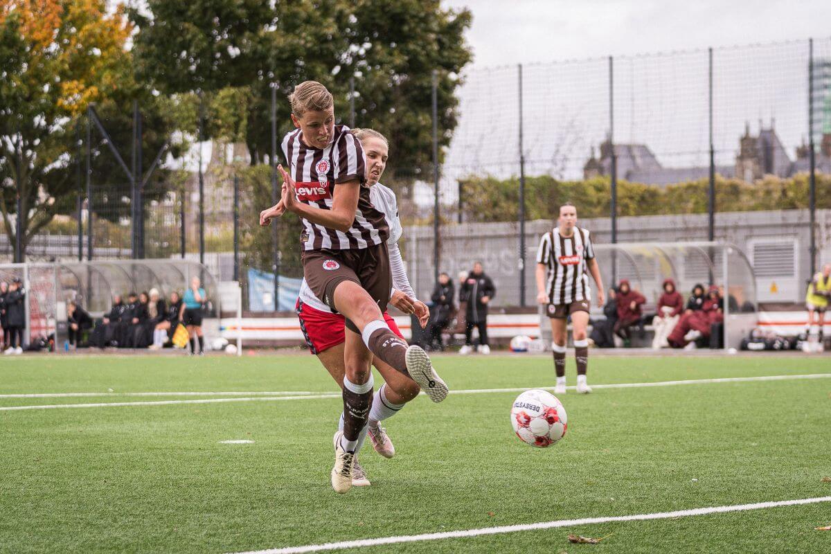 Ann-Sophie Greifenberg (FC St. Pauli) kommt zum Abschluss im Spiel gegen den SV Henstedt-Ulzburg. 05.10.2025 // (c) @eddy.photogr