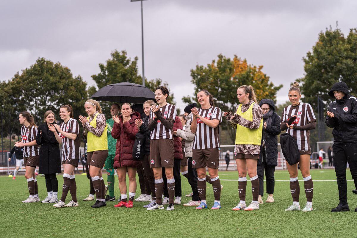 Danke vom Team des FC St. Pauli nach dem Spiel gegen den SV Henstedt-Ulzburg vor den Fans. 05.10.2025 // (c) @eddy.photogr