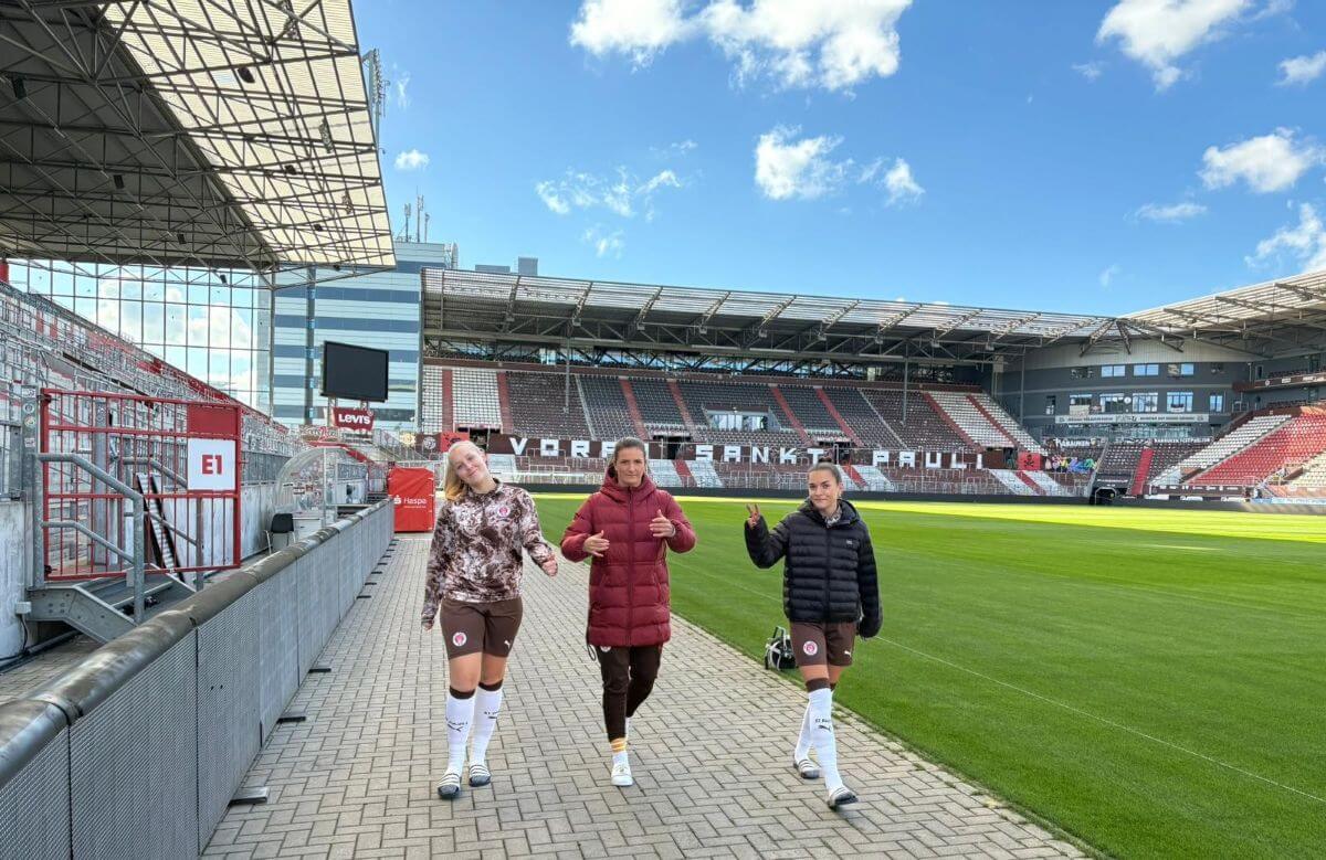Josefine Lutz, Rachel Rinast und Linnea Taube beim "Spaziergang" im Millerntor. // (c) FCSP 1. Frauen