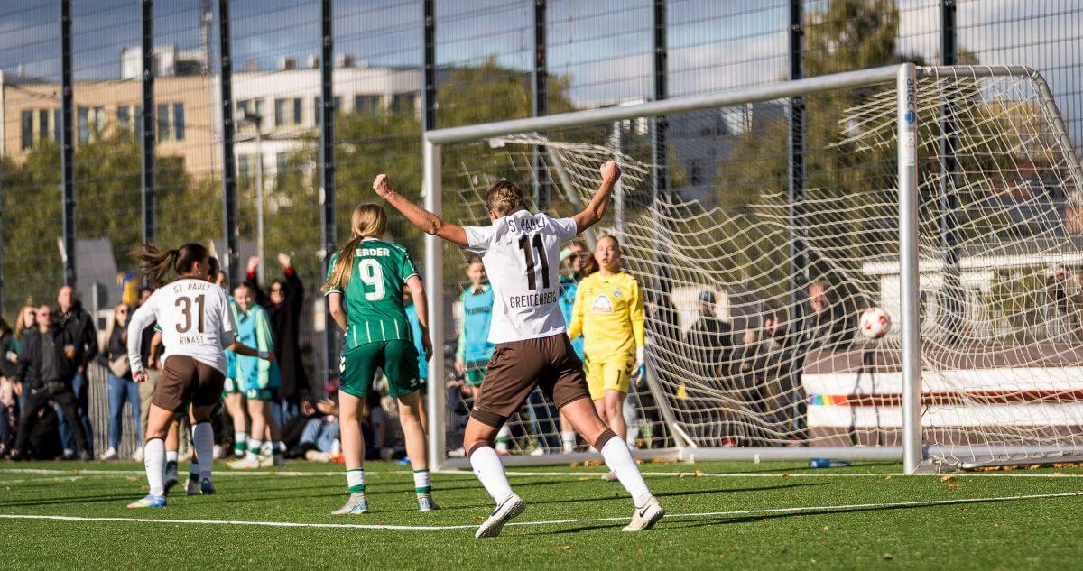 Rachel Rinast (FC St. Pauli, Nr. 31) hat soeben per Kopf den Ausgleich gegen Werder Bremen II erzielt. Im Vordergrund jubel AnSo Greifenberg. // (c) @eddy.photogr