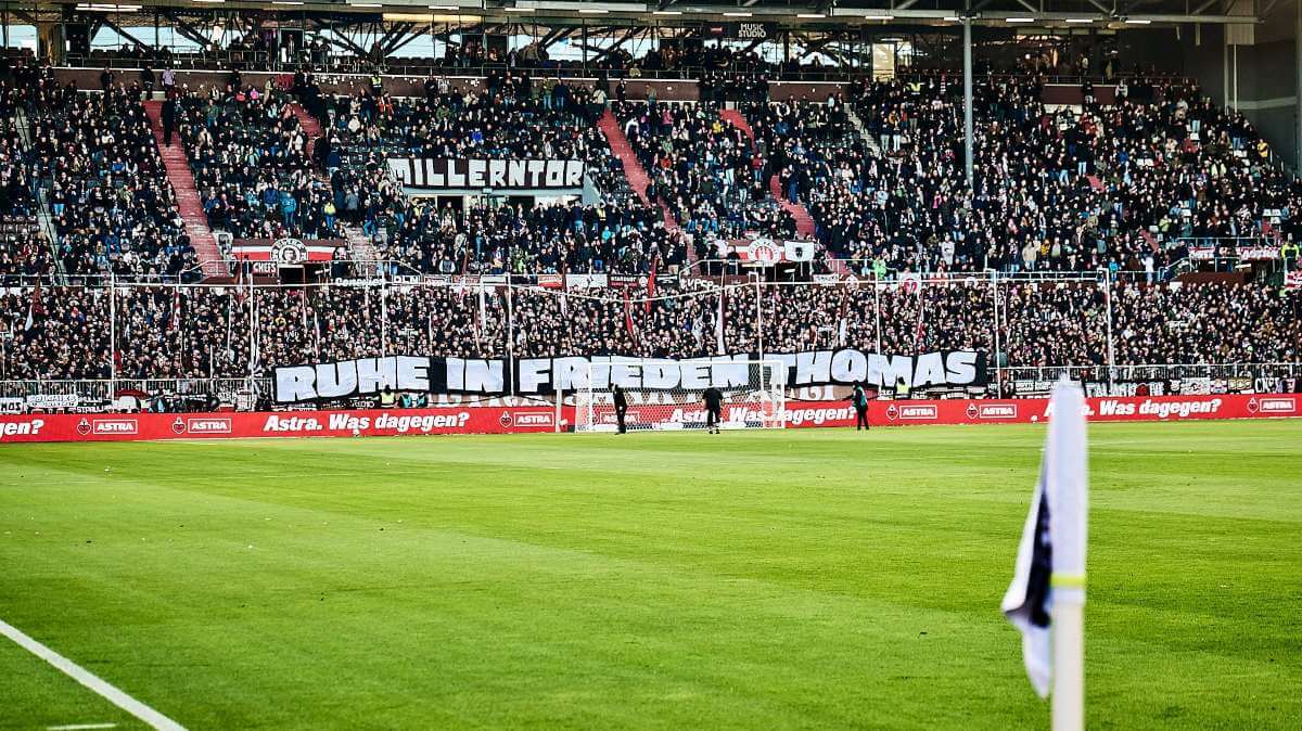 Großes Banner vor der Südkurve vor dem Spiel FC St. Pauli - TSG Hoffenheim am 19.10.2025: "Ruhe in Frieden, Thomas" // (c) Stefan Groenveld