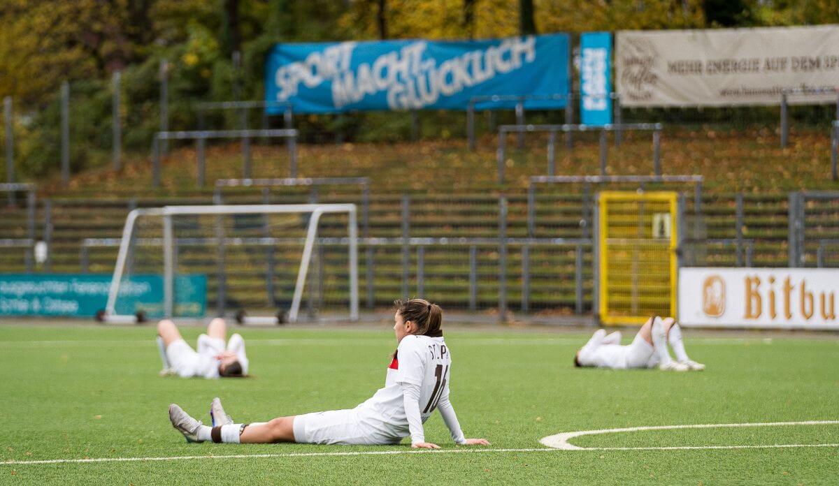 Drei enttäuschte Spielerinnen der FC St. Pauli 1. Frauen auf dem Kunstrasen der Hoheluft, aufgenommen am 25. Oktober 2025. // (c) @eddy.photogr