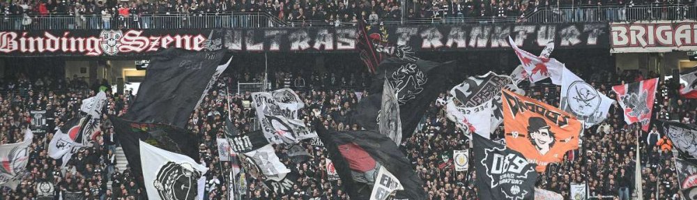 Banner in der Frankfurter Fankurve: "Der wahre Täter sitzt im Revier und steht nicht in der Kurve" // (c) IMAGO / Hartenfelser via OneFootball