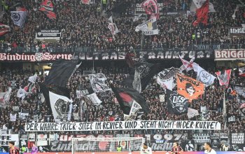Banner in der Frankfurter Fankurve: "Der wahre Täter sitzt im Revier und steht nicht in der Kurve" // (c) IMAGO / Hartenfelser via OneFootball