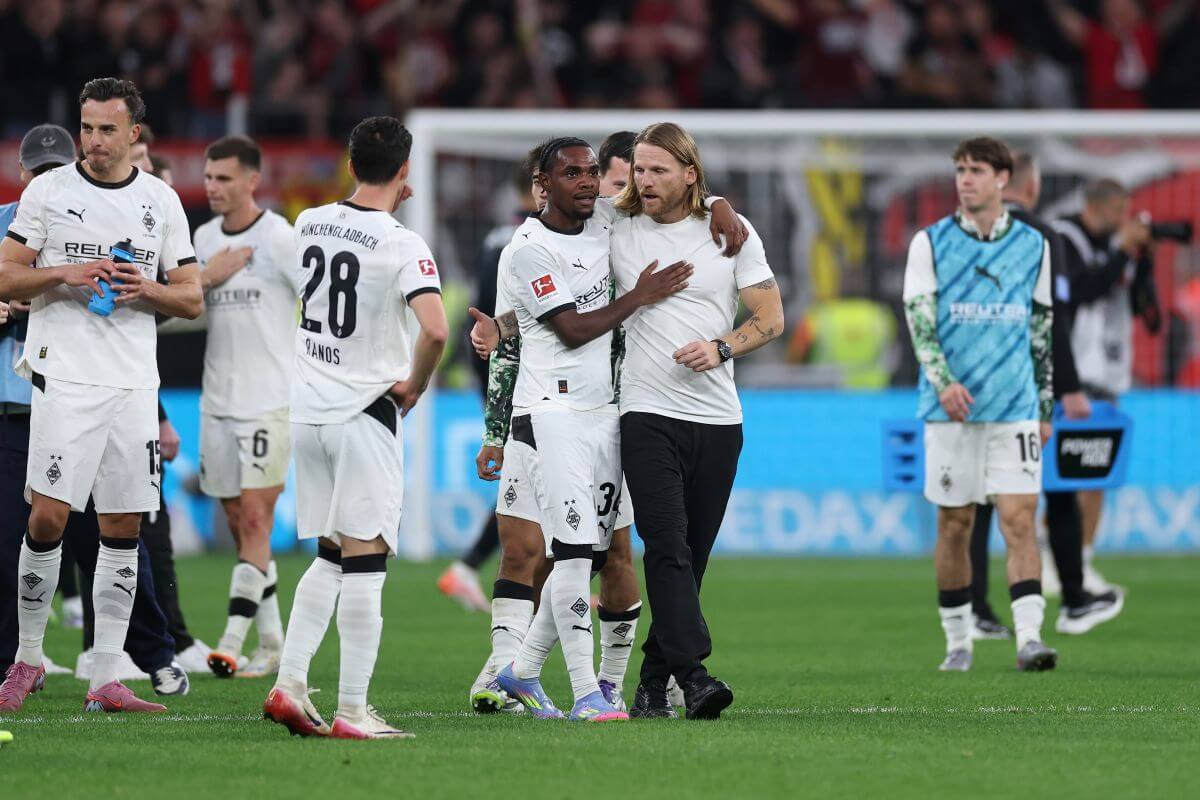 LEVERKUSEN, GERMANY - SEPTEMBER 21: Charles Herrmann of Borussia Monchengladbach and Eugen Polanski, Interim Head Coach of Borussia Monchengladbach talk after the Bundesliga match between Bayer 04 Leverkusen and Borussia Mönchengladbach at BayArena on September 21 (Photo by Lars Baron / Getty Images)