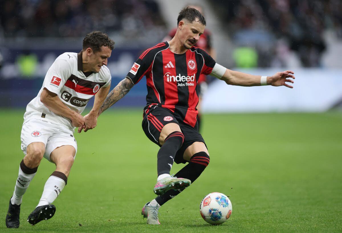 FRANKFURT AM MAIN, GERMANY - OCTOBER 25: Robin Koch of Eintracht Frankfurt is challenged by Martijn Kaars of St Pauli during the Bundesliga match between Eintracht Frankfurt and FC St. Pauli at Deutsche Bank Park on October 25, 2025 in Frankfurt am Main, Germany. (Photo by Alex Grimm / Getty Images)