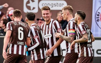 Hauke Wahl umringt von anderen Spielern des FC St. Pauli.