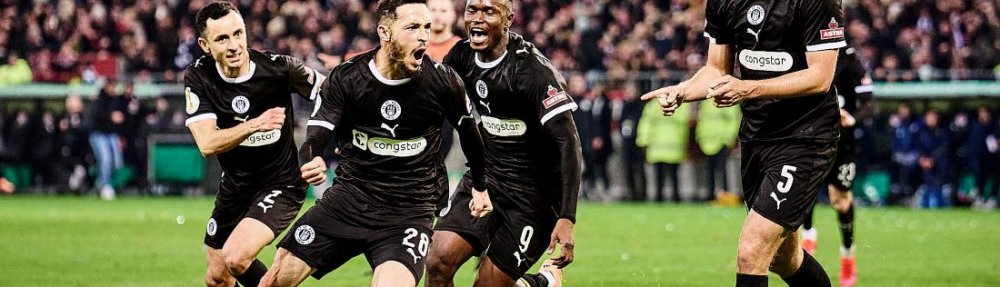 Hamburg, Deutschland, 28.10.2025, Millerntor-Stadion, DFB-Pokal, FC St. Pauli - TSG Hoffenheim Mathias Pereira Lage feiert seinen Treffer für den FC St. Pauli zum Ausgleich in der Verlängerung gegen die TSG Hoffenheim. Copyright: Stefan Groenveld