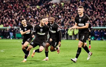 Hamburg, Deutschland, 28.10.2025, Millerntor-Stadion, DFB-Pokal, FC St. Pauli - TSG Hoffenheim Mathias Pereira Lage feiert seinen Treffer für den FC St. Pauli zum Ausgleich in der Verlängerung gegen die TSG Hoffenheim. Copyright: Stefan Groenveld