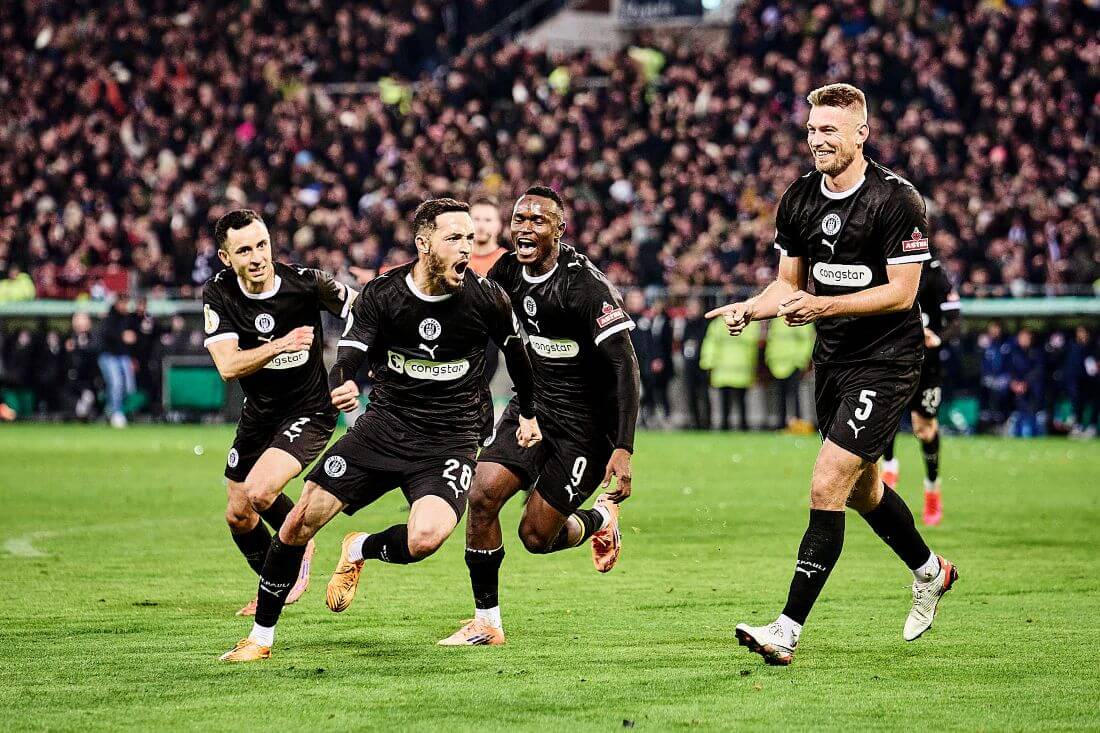 Hamburg, Deutschland, 28.10.2025, Millerntor-Stadion, DFB-Pokal, FC St. Pauli - TSG Hoffenheim Mathias Pereira Lage feiert seinen Treffer für den FC St. Pauli zum Ausgleich in der Verlängerung gegen die TSG Hoffenheim. Copyright: Stefan Groenveld