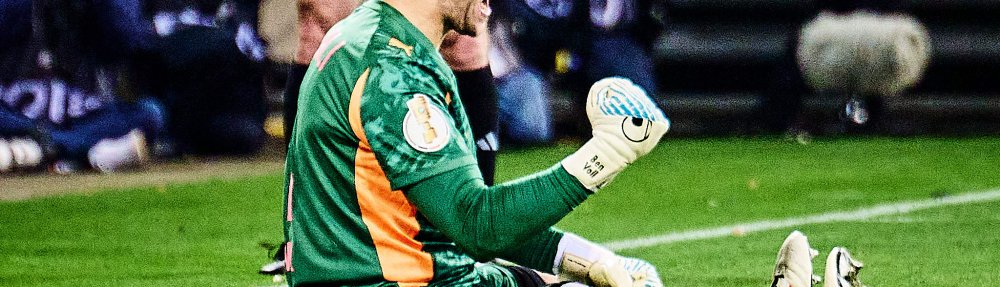 Ben Voll jubelt nach seinem ersten gehaltenen Elfmeter für den FC St. Pauli. // (c) Stefan Groenveld