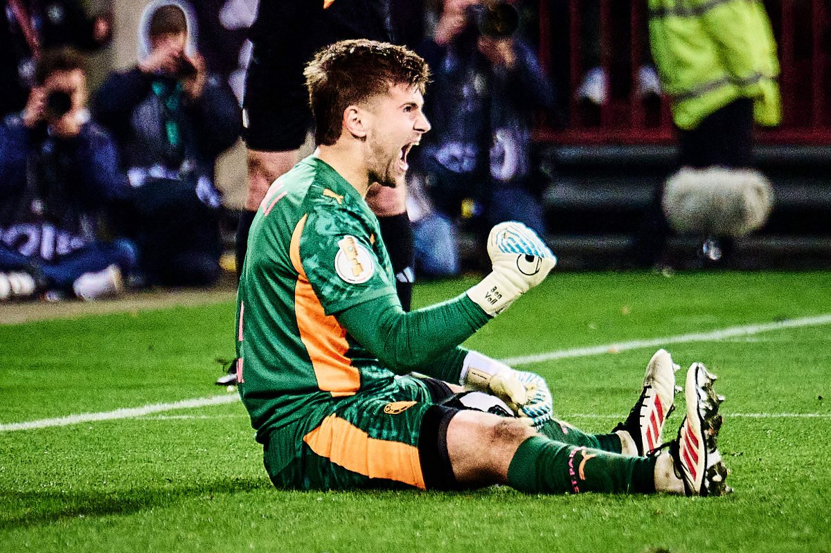 Ben Voll jubelt nach seinem ersten gehaltenen Elfmeter für den FC St. Pauli. // (c) Stefan Groenveld