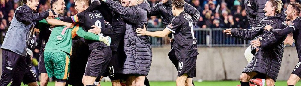 Hamburg, Deutschland, 28.10.2025, Millerntor-Stadion, DFB-Pokal, FC St. Pauli - TSG Hoffenheim Die Spieler des FC St. Pauli feiern nach dem Sieg gegen die TSG Hoffenheim im Elfmeterschießen. Copyright: Stefan Groenveld