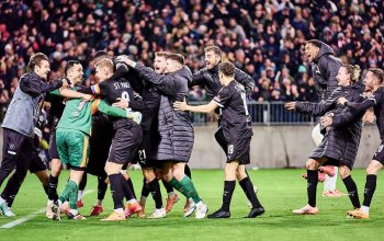 Hamburg, Deutschland, 28.10.2025, Millerntor-Stadion, DFB-Pokal, FC St. Pauli - TSG Hoffenheim Die Spieler des FC St. Pauli feiern nach dem Sieg gegen die TSG Hoffenheim im Elfmeterschießen. Copyright: Stefan Groenveld