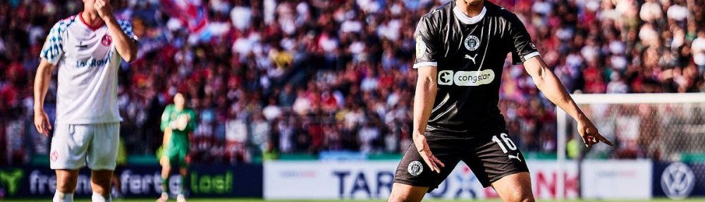 Hamburg, Deutschland, 16.08.2025, Millerntor-Stadion, FC Eintracht Norderstedt - FC St. Pauli Joel Chima Fujita (FC St. Pauli) gibt im DFB-Pokalspiel gegen Eintracht Norderstedt Anweisungen. Copyright: Stefan Groenveld