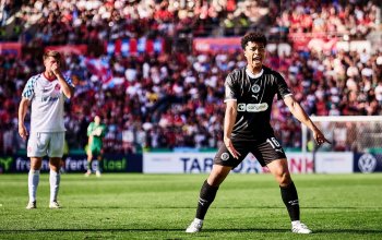 Hamburg, Deutschland, 16.08.2025, Millerntor-Stadion, FC Eintracht Norderstedt - FC St. Pauli Joel Chima Fujita (FC St. Pauli) gibt im DFB-Pokalspiel gegen Eintracht Norderstedt Anweisungen. Copyright: Stefan Groenveld