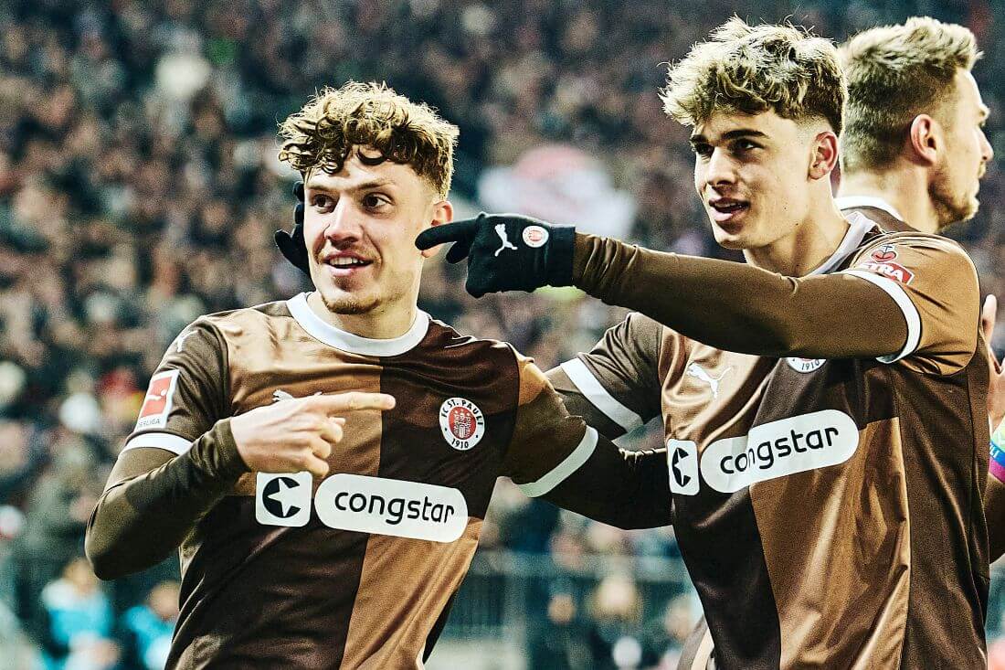 Hamburg, Deutschland, 14.03.2024, Millerntor-Stadion, FC St. Pauli - TSG Hoffenheim Philipp Treu und Noah Weisshaupt (beide FC St. Pauli) freuen sich gemeinsam nach einem Treffer im Spiel gegen die TSG Hoffenheim. Copyright: Stefan Groenveld