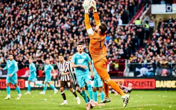 Hamburg, Deutschland, 19.10.2025, Millerntor-Stadion, Bundesliga, FC St. Pauli - TSG Hoffenheim Oliver Baumann, Torhüter der TSG Hoffenheim, fängt eine Flanke des FC St. Pauli ab. Copyright: Stefan Groenveld