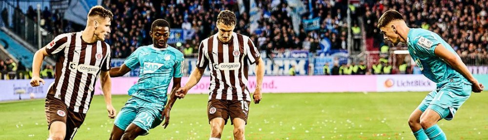 Hamburg, Deutschland, 19.10.2025, Millerntor-Stadion, Bundesliga, FC St. Pauli - TSG Hoffenheim Martijn Kaars (FC St. Pauli) spielt einen Steckpass zwischen zwei Veretidigern der TSG Hoffenheim hindurch zu Arkadiusz Pyrka. Copyright: Stefan Groenveld