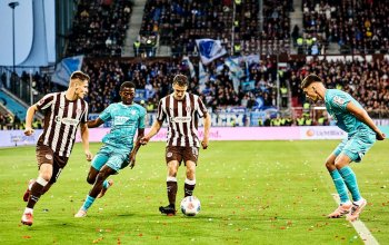 Hamburg, Deutschland, 19.10.2025, Millerntor-Stadion, Bundesliga, FC St. Pauli - TSG Hoffenheim Martijn Kaars (FC St. Pauli) spielt einen Steckpass zwischen zwei Veretidigern der TSG Hoffenheim hindurch zu Arkadiusz Pyrka. Copyright: Stefan Groenveld