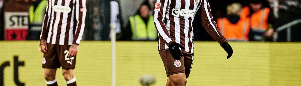 Hamburg, Deutschland, 19.10.2025, Millerntor-Stadion, Bundesliga, FC St. Pauli - TSG Hoffenheim Joel Chima Fujita und Louis Oppie sind enttäuscht nach der Niederlage des FC St. Pauli gegen die TSG Hoffenheim. Copyright: Stefan Groenveld