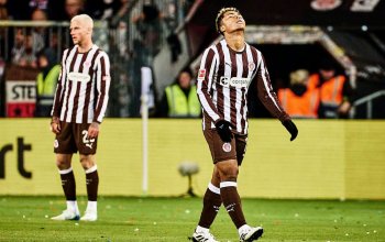 Hamburg, Deutschland, 19.10.2025, Millerntor-Stadion, Bundesliga, FC St. Pauli - TSG Hoffenheim Joel Chima Fujita und Louis Oppie sind enttäuscht nach der Niederlage des FC St. Pauli gegen die TSG Hoffenheim. Copyright: Stefan Groenveld
