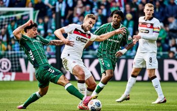 Bremen, Deutschland, 04.10.2025, Weserstadion, SV Werder Bremen - FC St. Pauli Cameron Puertas (Werder Bremen) im Zweikampf mit James Sands (FC St. Pauli) Copyright: Stefan Groenveld