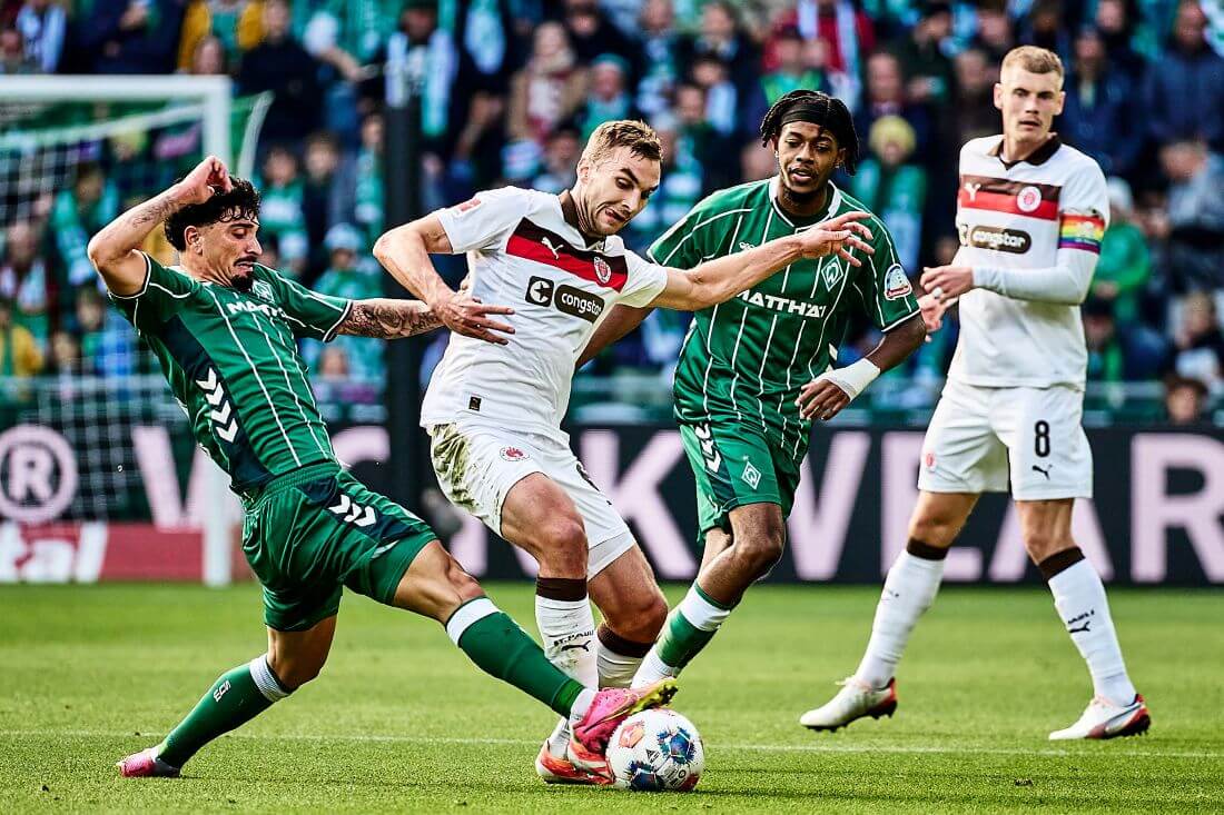 Bremen, Deutschland, 04.10.2025, Weserstadion, SV Werder Bremen - FC St. Pauli Cameron Puertas (Werder Bremen) im Zweikampf mit James Sands (FC St. Pauli) Copyright: Stefan Groenveld