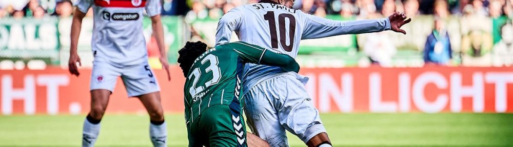 Bremen, Deutschland, 04.10.2025, Weserstadion, SV Werder Bremen - FC St. Pauli Isaac Schmidt (Werder Bremen) im Zweikampf mit Danel Sinani (FC St. Pauli) Copyright: Stefan Groenveld