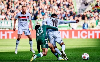 Bremen, Deutschland, 04.10.2025, Weserstadion, SV Werder Bremen - FC St. Pauli Isaac Schmidt (Werder Bremen) im Zweikampf mit Danel Sinani (FC St. Pauli) Copyright: Stefan Groenveld