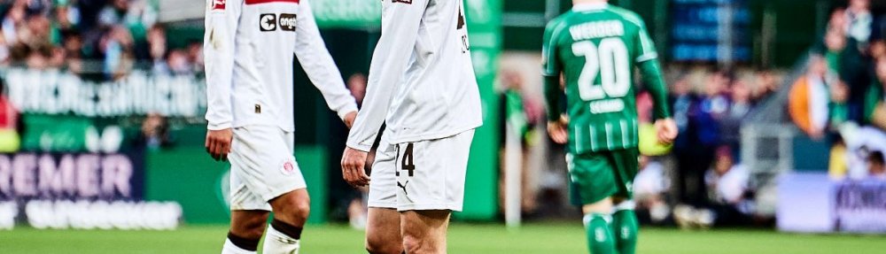 Bremen, Deutschland, 04.10.2025, Weserstadion, SV Werder Bremen - FC St. Pauli Connor Metcalfe und Danel Sinani (FC St. Pauli) sind enttäuscht nach der Niederlage gegen Werder Bremen. Copyright: Stefan Groenveld