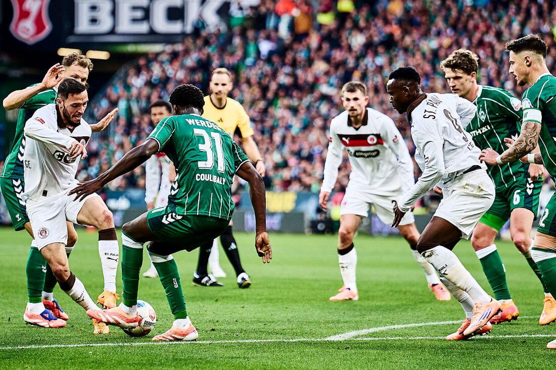 Bremen, Deutschland, 04.10.2025, Weserstadion, SV Werder Bremen - FC St. Pauli Mathias Pereira Lage (FC St. Pauli) versucht den Beinschuss bei Karim Coulibaly (Werder Bremen) Copyright: Stefan Groenveld