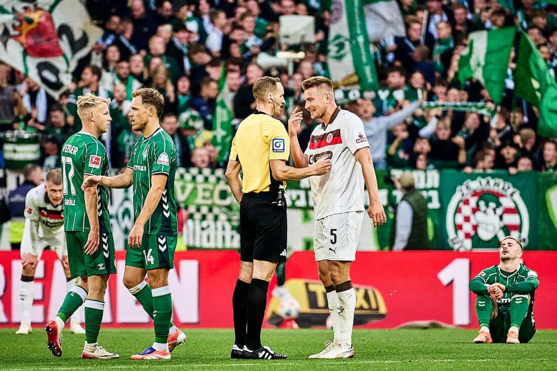 Bremen, Deutschland, 04.10.2025, Weserstadion, SV Werder Bremen - FC St. Pauli Hauke Wahl (FC St. Pauli) diskutiert nach Abpfiff des Spiels gegen Werder Bremen mit Schiedsrichter Sören Storks. Copyright: Stefan Groenveld
