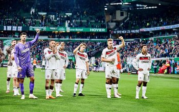 Einige Spieler des FC St. Pauli verabschieden sich nach dem Spiel von den mitgereisten Fans.