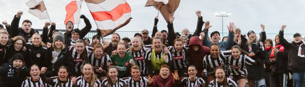 Gemeinsames Jubel-Foto mit den Fans der 1. Frauen des FC St. Pauli nach dem Sieg gegen HSV II am 16. November 2025 // (c) @eddy.photogr