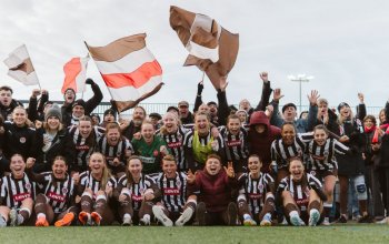 Gemeinsames Jubel-Foto mit den Fans der 1. Frauen des FC St. Pauli nach dem Sieg gegen HSV II am 16. November 2025 // (c) @eddy.photogr
