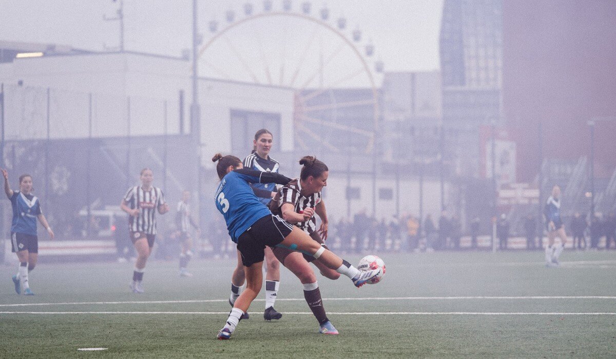 Rachel Rinast (FC St. Pauli) im Zweikampf mit Antonia Fischer (HSV II). // (c) @eddy.photogr