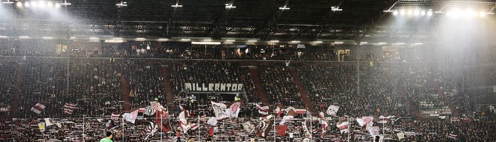 Banner vor der Südkurve am Millerntor beim Spiel des FC St. Pauli gegen Borussia Mönchengladbach am 01.11.2025: "Fankultur schützen - Hintezimmerdeals stoppen! Gegen die IMK." // (c) Stefan Groenveld