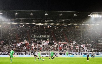 Banner vor der Südkurve am Millerntor beim Spiel des FC St. Pauli gegen Borussia Mönchengladbach am 01.11.2025: "Fankultur schützen - Hintezimmerdeals stoppen! Gegen die IMK." // (c) Stefan Groenveld