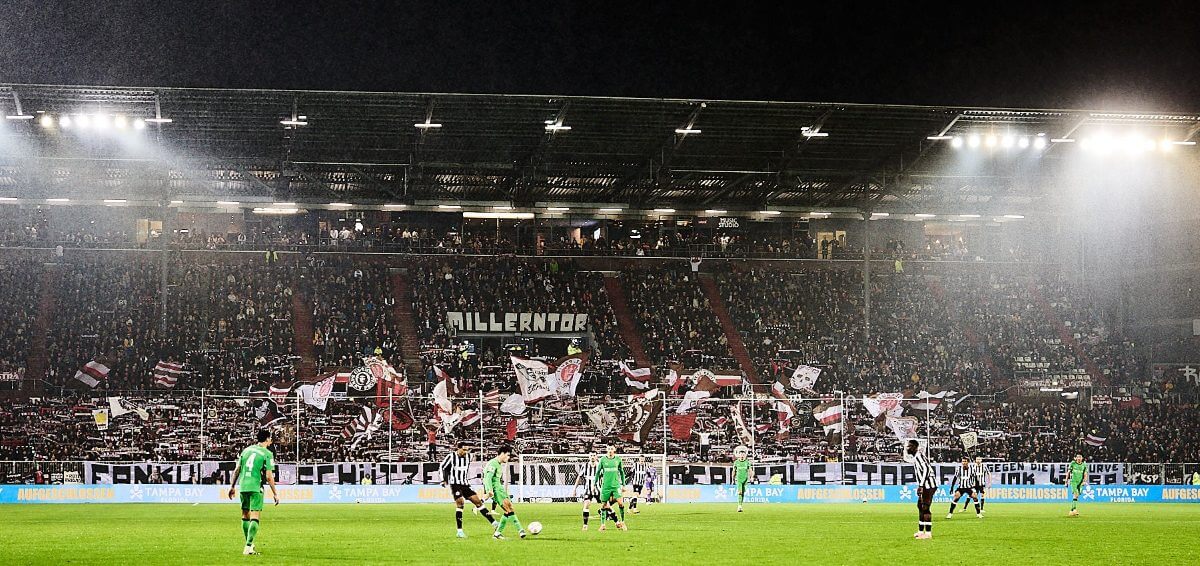 Banner vor der Südkurve am Millerntor beim Spiel des FC St. Pauli gegen Borussia Mönchengladbach am 01.11.2025: "Fankultur schützen - Hintezimmerdeals stoppen! Gegen die IMK." // (c) Stefan Groenveld