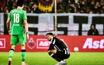 Fujita (hockend) und Machino tauschen Blicke aus.