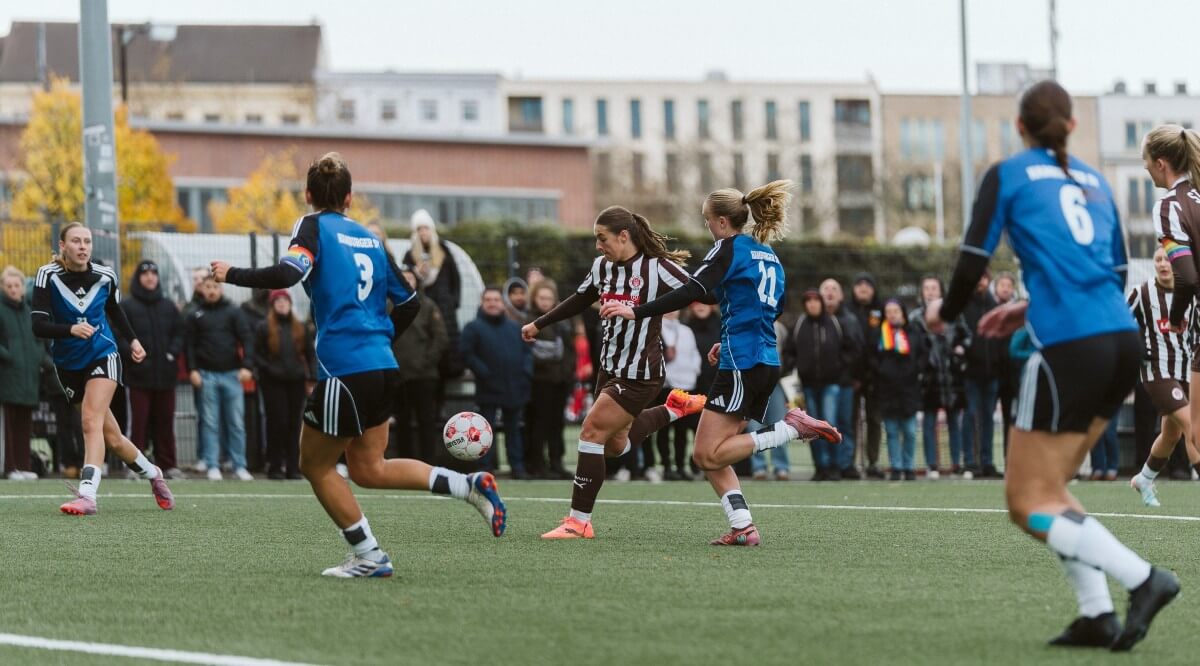 Lina Jubel (FC St. Pauli) erzielt das 1:0 gegen den HSV II.
16. November 2025, FeldArena
// (c) @eddy.photogr