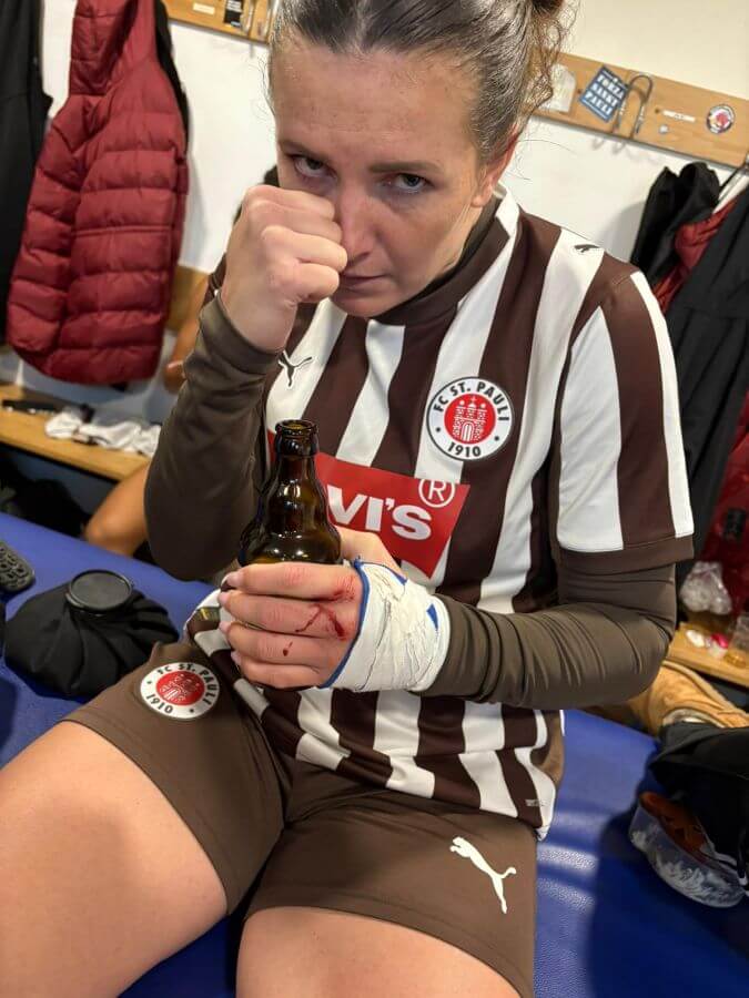 Dieses Spiel hat Spuren hinterlassen. Rachel Rinast mit Blut an den Händen und kämpferischer Geste in der Kabine.