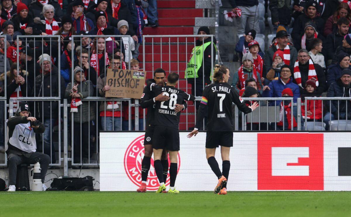 MUNICH, GERMANY - NOVEMBER 29: (EDITORS NOTE: Image contains profanity.) Andreas Hountondji of St Pauli celebrates scoring his team's first goal with teammates during the Bundesliga match between FC Bayern München and FC St. Pauli at Allianz Arena on November 29, 2025 in Munich (Adam Pretty/Getty Images)