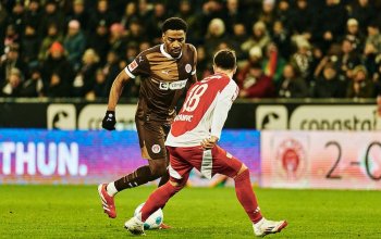 Oladapo Afolayan (FC St. Pauli) dribbelt Josip Juranovic (1. FC Union Berlin) an