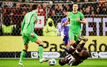 Hamburg, Deutschland, 01.11.2025, Millerntor-Stadion, Bundesliga, FC St. Pauli - Borussia Mönchengladbach Dapo Afolayan (FC St. Pauli) liegt nach einem Zweikampf mit Florian Neuhaus (Borussia Mönchengladbach) mit schmerzverzerrtem Geischt auf dem Boden. Copyright: Stefan Groenveld
