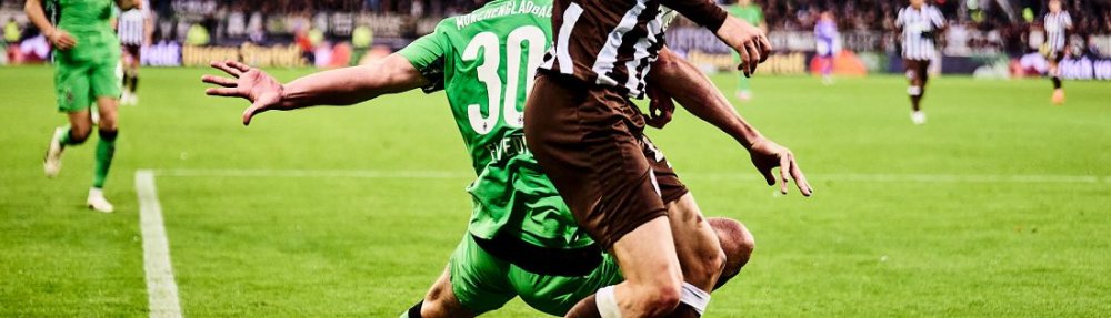 Hamburg, Deutschland, 01.11.2025, Millerntor-Stadion, Bundesliga, FC St. Pauli - Borussia Mönchengladbach Mathias Pereira Lage (FC St. Pauli) im Duell mit Nico Elvedi (Borussia Mönchengladbach). Copyright: Stefan Groenveld