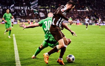 Hamburg, Deutschland, 01.11.2025, Millerntor-Stadion, Bundesliga, FC St. Pauli - Borussia Mönchengladbach Mathias Pereira Lage (FC St. Pauli) im Duell mit Nico Elvedi (Borussia Mönchengladbach). Copyright: Stefan Groenveld