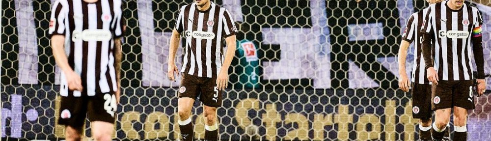 Hamburg, Deutschland, 01.11.2025, Millerntor-Stadion, Bundesliga, FC St. Pauli - Borussia Mönchengladbach Die Spieler des FC St. Pauli (Hauke Wahl, Connor Metcalfe, Karol Mets, Eric Smith) sind enttäuscht nach der Niederlage gegen Borussia Mönchengladbach. Copyright: Stefan Groenveld