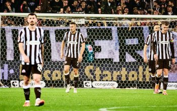 Hamburg, Deutschland, 01.11.2025, Millerntor-Stadion, Bundesliga, FC St. Pauli - Borussia Mönchengladbach Die Spieler des FC St. Pauli (Hauke Wahl, Connor Metcalfe, Karol Mets, Eric Smith) sind enttäuscht nach der Niederlage gegen Borussia Mönchengladbach. Copyright: Stefan Groenveld
